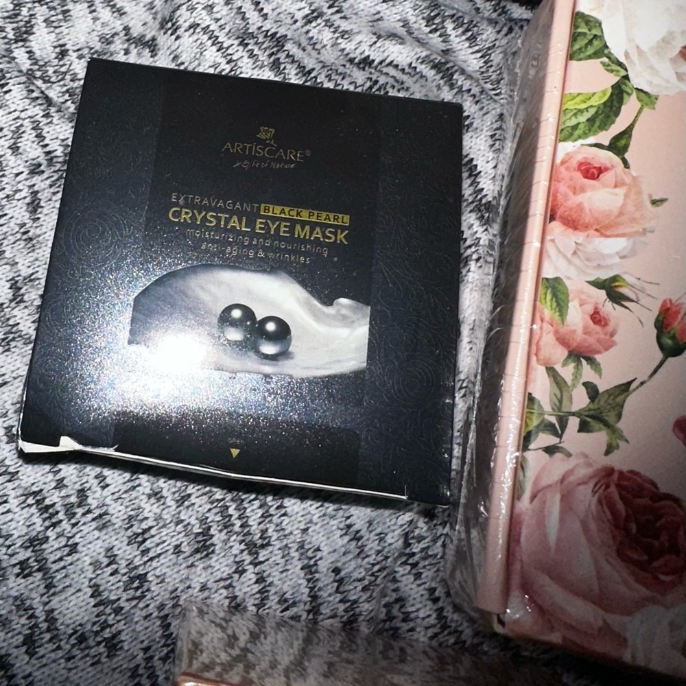 White Musk Gift Box Set and beauty bundle - Picture 5 of 9